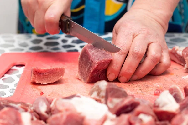 Corte de carne com uma faca — Fotografia de Stock