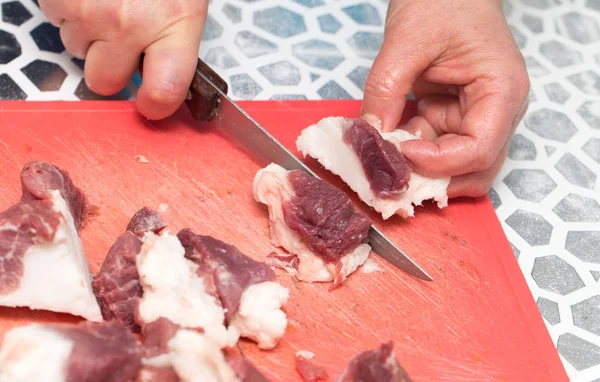 Vlees snijden met een mes — Stockfoto