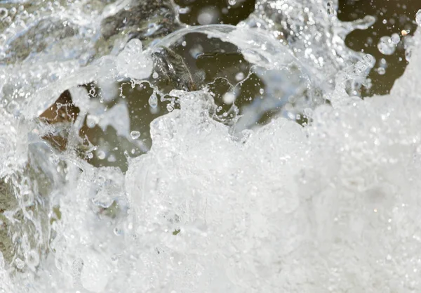 Raues Wasser mit Spritzern auf die Natur — Stockfoto