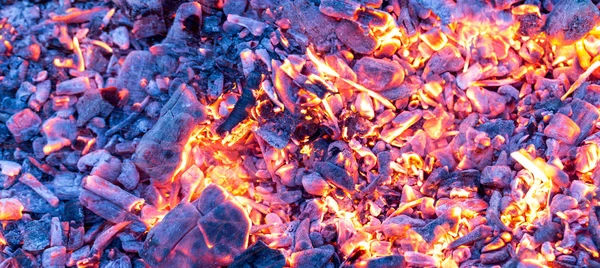 Brandende houtskool als achtergrond. textuur — Stockfoto