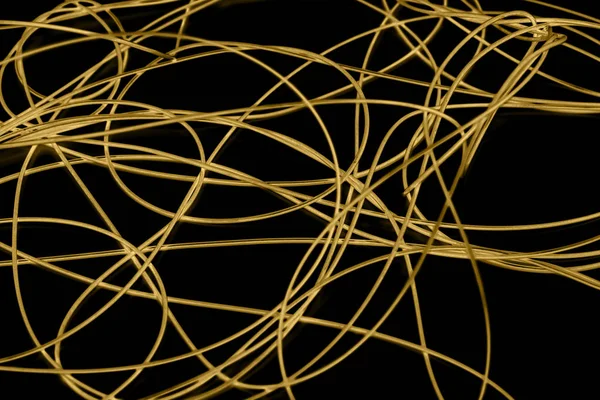 Жовтий кабель на чорному тлі. Інверсія — стокове фото