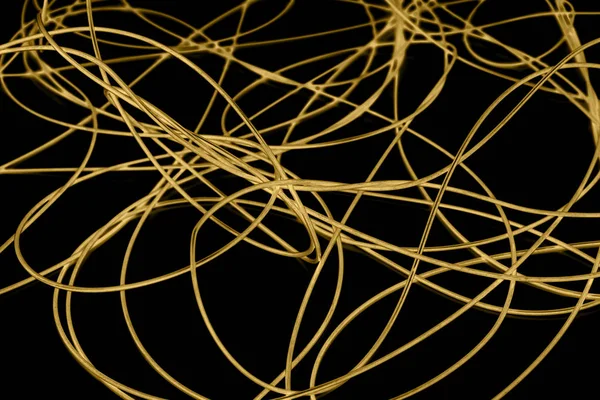 Gelbes Kabel auf schwarzem Hintergrund. Die Umkehrung — Stockfoto