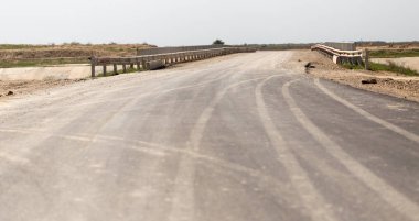 doğa yeni asfalt yolda