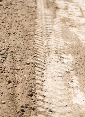 Arka plan olarak yerdeki makinenin izi.