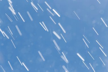 Mavi gökyüzünün arka planında yağmur damlaları