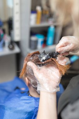 Güzellik salonunda renklendirme saç