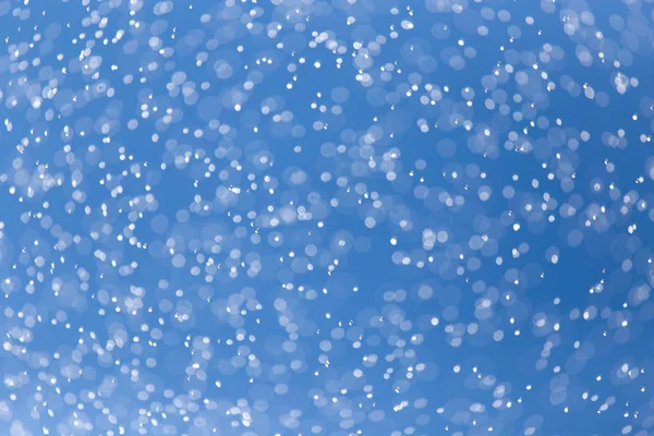 Gocce di pioggia su un cielo blu — Foto Stock