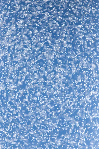 Mavi bir gökyüzü üzerinde yağmur damlaları — Stok fotoğraf