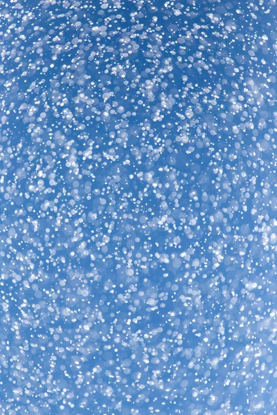 Краплі дощу на блакитному небі — стокове фото