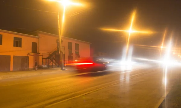 Strada di notte con auto in movimento — Foto Stock