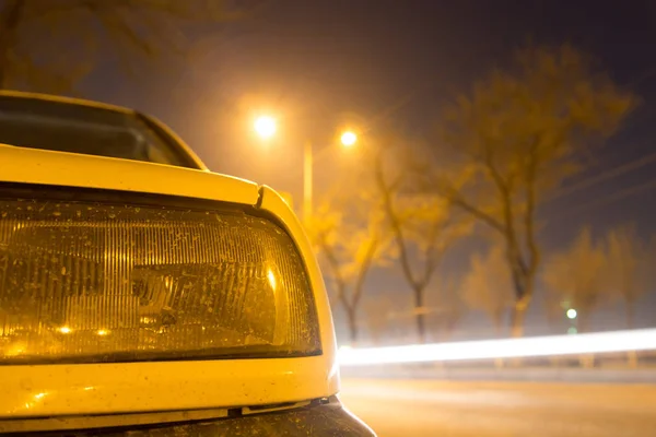 Auto op de weg 's nachts — Stockfoto