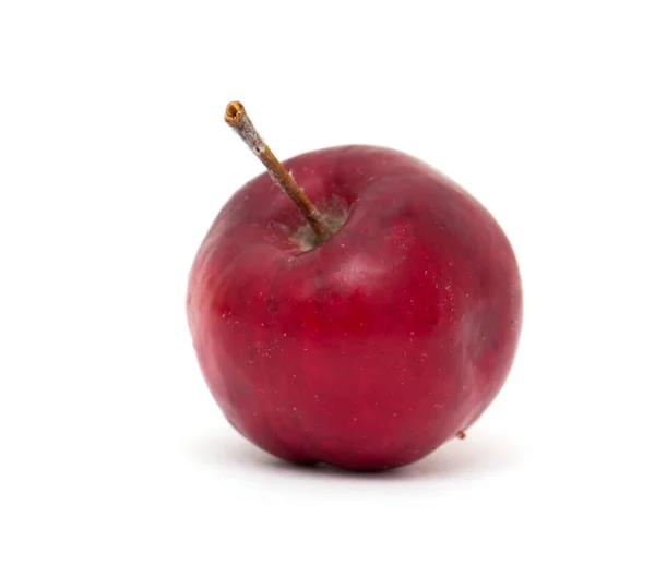Красное яблоко на белом фоне — стоковое фото