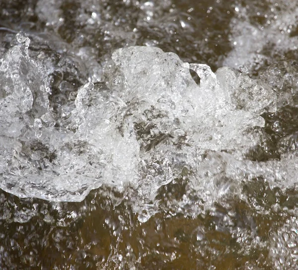 Grovt vatten som bakgrund på naturen — Stockfoto