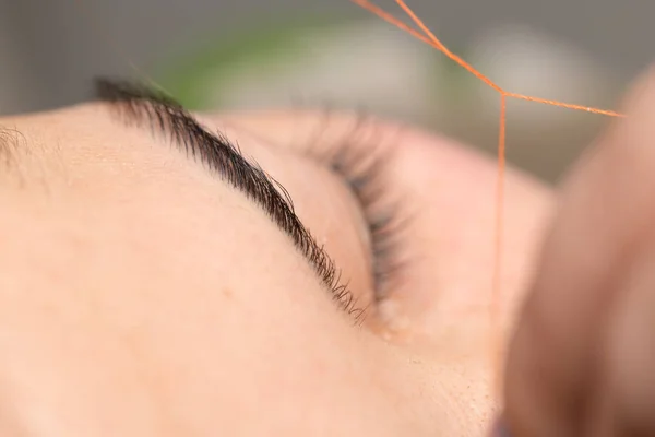 Pflege der Augenbrauen in einem Schönheitssalon. schließen — Stockfoto