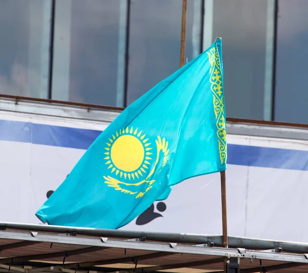 집의 지붕에 카자흐스탄 국기 — 스톡 사진