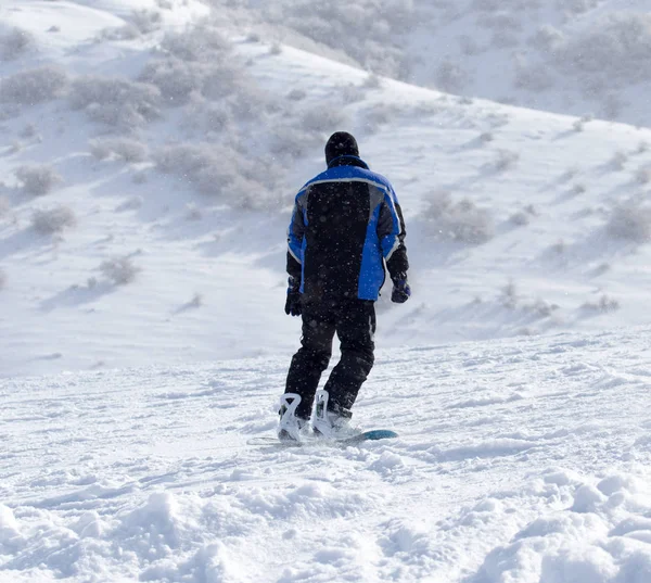 Człowiek na snowboardzie w zimie — Zdjęcie stockowe