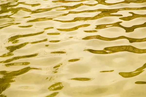 Tło żółtej powierzchni wody — Zdjęcie stockowe