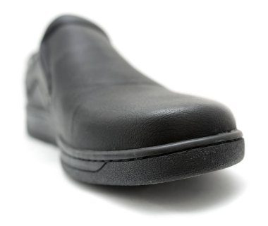 Beyaz arkaplanda siyah ayakkabılar