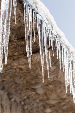Kışın bir evin çatısındaki sarkıtlar