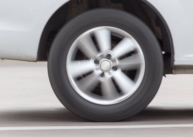 Araba çarkı yolda hareket ediyor.