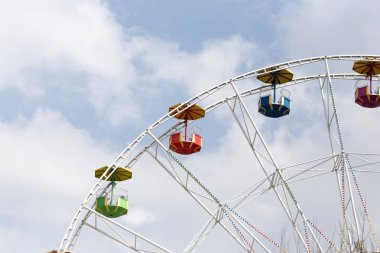 dönme dolap üzerinde gökyüzü arka plan
