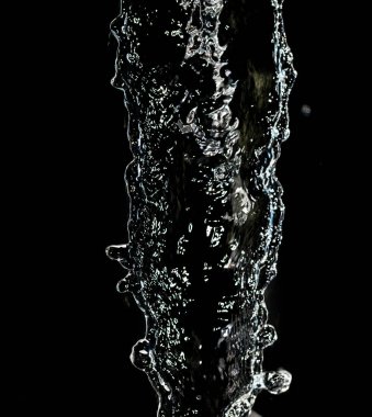 sprey su siyah zemin