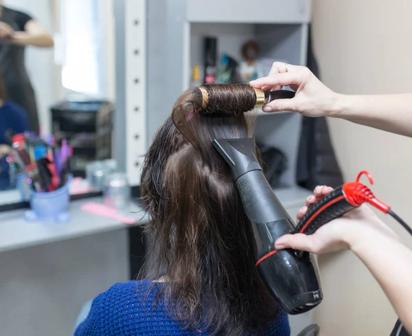 Secado por soplado en un salón de belleza — Foto de Stock