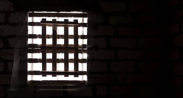 어둠 속에서 창 내부에 벽 — 스톡 사진