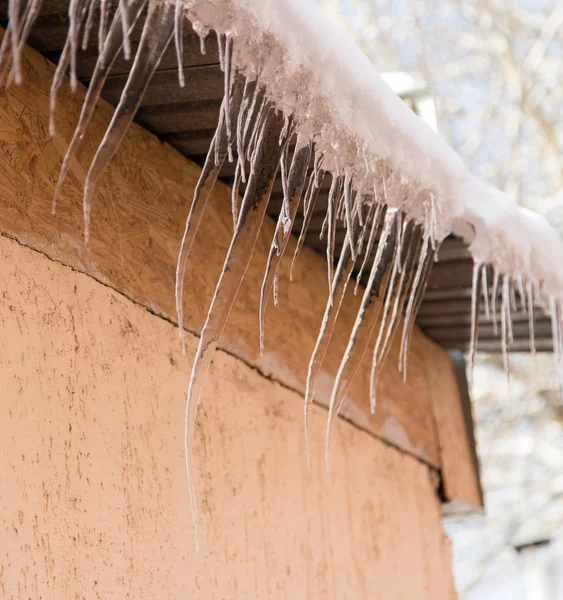 冬天房屋屋顶上的冰柱 — 图库照片
