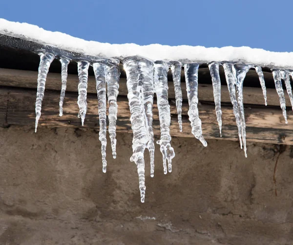 Παγοκρύσταλλοι σε μια στέγη ενός σπιτιού το χειμώνα — Φωτογραφία Αρχείου