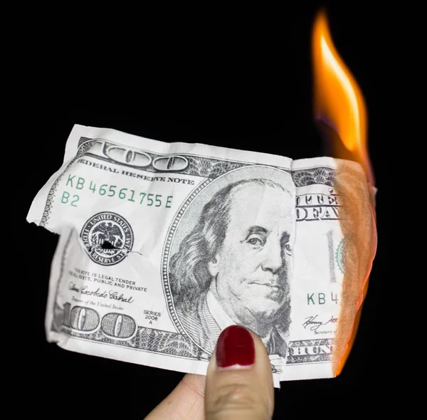 100 dollari bruciati su uno sfondo nero — Foto Stock