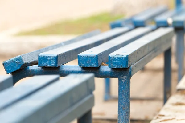 Modrá dřevěná lavička v parku na přírodě — Stock fotografie