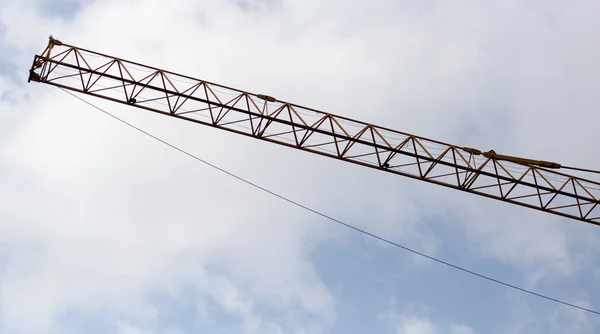 Partes metálicas de la grúa en el fondo del cielo — Foto de Stock