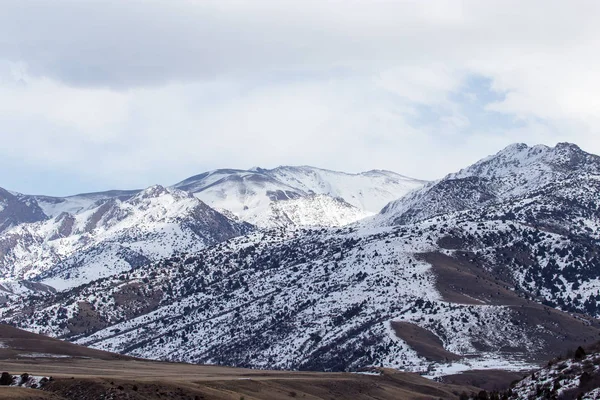 Montanhas cobertas de neve do Tian Shan no inverno — Fotografia de Stock