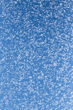 mavi bir gökyüzü üzerinde yağmur damlaları