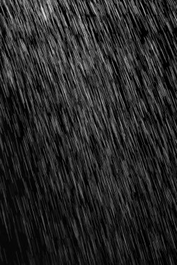 siyah bir arka plan üzerinde yağmur