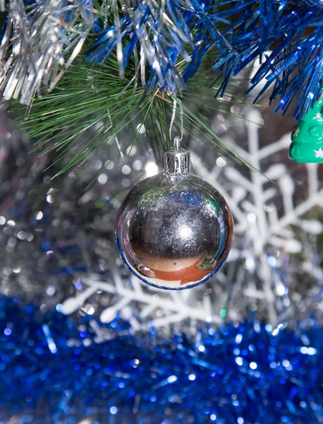 Speelgoed aan de kerstboom voor het nieuwe jaar — Stockfoto