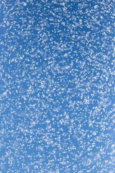 Gotas de lluvia en un cielo azul —  Fotos de Stock