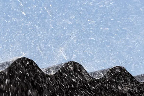 Rain drops hit the roof on a blue sky — Stock Photo, Image