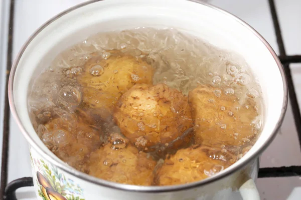 Pommes de terre cuites dans une casserole — Photo