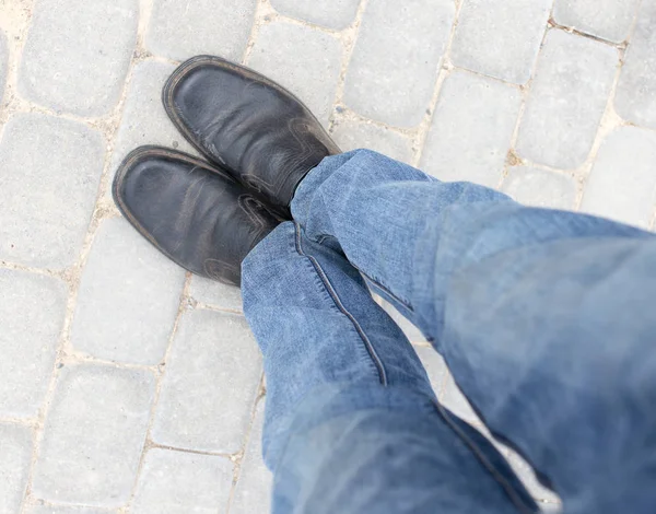 Pieds dans les chaussures sur le trottoir — Photo