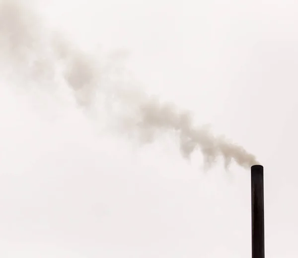 Humo de una pipa en un cielo nublado —  Fotos de Stock