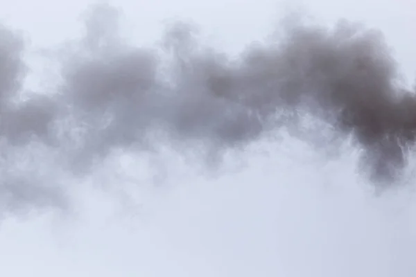 ढगाळ आकाशात पाईप पासून धूर — स्टॉक फोटो, इमेज