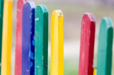 bir zemin olarak çok renkli ahşap çit