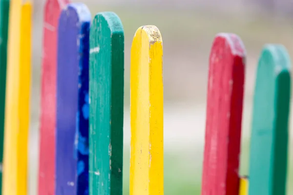 Multicolored wooden fence as a backdrop — Stock Photo, Image