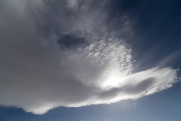 Schöne Wolken am blauen Himmel als Hintergrund — Stockfoto