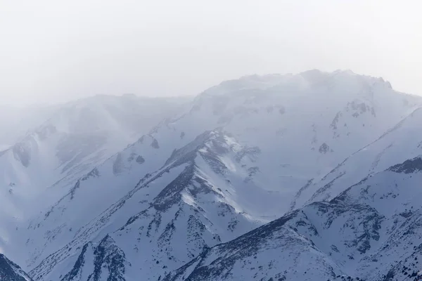 Montanhas cobertas de neve do Tien Shan no inverno. Cazaquistão — Fotografia de Stock