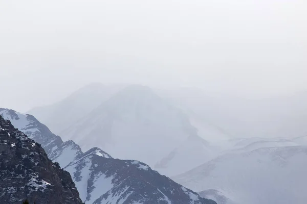 Montañas nevadas del Tien Shan en el invierno. Kazajstán —  Fotos de Stock