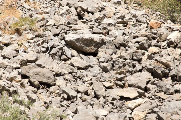 Dağlardaki kayalıkların arka planı