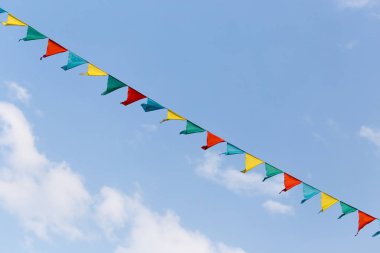 Gökyüzü çok renkli bayraklar